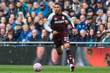 Aston Villa 'dan Morgan Rogers Premier Lig maçında topu ileri sürüyor. Everton, Aston Villa' ya karşı Hill Dickinson Stadyumu, Liverpool, 13 Eylül 2025 