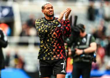 Newcastle United takımından Joelinton, 13 Eylül 2025 'te İngiltere' de oynanan Premier League maçında oynanan Newcastle United, Wolverhampton Wanderers maçında taraftarları alkışlıyor. 