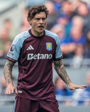 Aston Villa 'dan Victor Lindelof, 13 Eylül 2025' te Liverpool 'daki Hill Dickinson Stadyumu' nda oynanan Premier League maçında Everton - Aston Villa maçında gelirken tepki gösterdi.