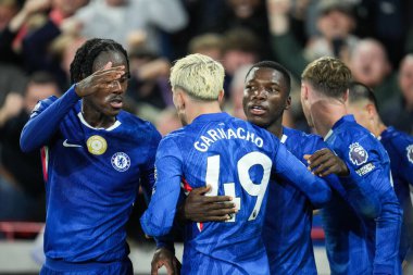 Chelsea 'li oyuncular 13 Eylül 2025' te Londra 'daki The Gtech Community Stadyumu' nda oynanan Premier League karşılaşmasında Chelsea 'li Moiss Caicedo' yu kutladılar.