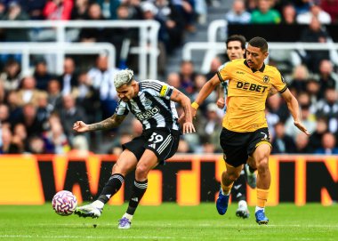 Newcastle United takımından Bruno Guimaraes, 13 Eylül 2025 'te İngiltere, Newcastle' daki St. James 's Park' ta oynanan Premier League karşılaşmasında Wolverhampton Wanderers karşısında pas attı. 