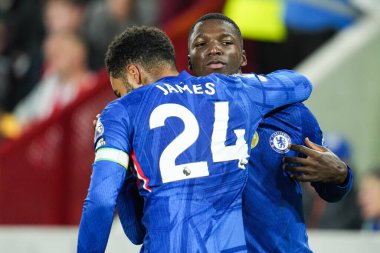 Chelsea 'den Reece James ve Chelsea' den Moiss Caicedo Premier Lig karşılaşmasında Chelsea 'den Moiss Caicedo' yu Gtech Community Stadyumu 'nda Brentford' a karşı Chelsea maçında kutladılar.