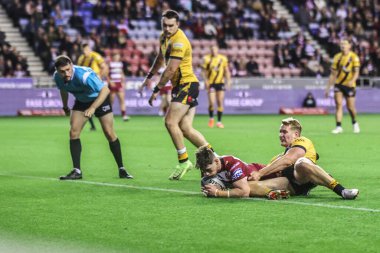 Wigan Warriors 'dan Jack Farrimond, 12 Eylül 2025' te Wigan, İngiltere 'deki The Brick Community Stadyumu' nda Wigan Warriors ve Castleford Tigers arasında oynanan 26-0 Betfred Süper Ligi karşılaşmasında 26-0 yenmeye çalışıyor.