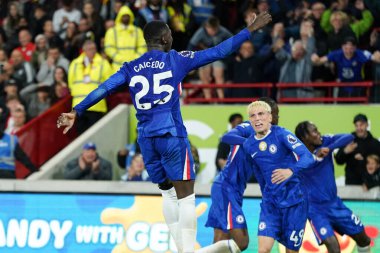 Chelsea 'den Moiss Caicedo, 13 Eylül 2025' te Londra 'daki Gtech Community Stadyumu' nda oynanan Premier League karşılaşmasında 2-1 'lik galibiyet golünü kutluyor. 