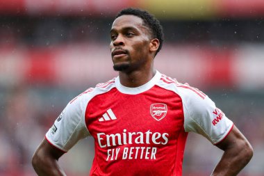 Arsenal 'den Jurrien Timber, 13 Eylül 2025' te İngiltere 'nin Emirates Stadyumu' nda oynanan Premier League maçında Arsenal ve Nottingham Forest maçına bakıyor.