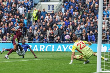 Aston Villa takımından Tyrone Mings, 13 Eylül 2025 'te Liverpool' daki Hill Dickinson Stadyumu 'nda oynanan Premier League maçında Everton ve Aston Villa maçında şutu engelledi.