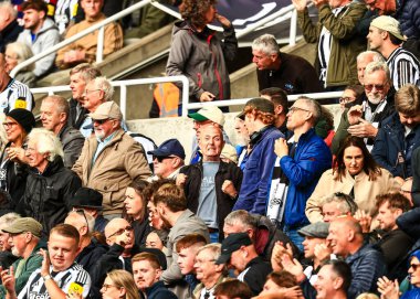 Newcastle United taraftarları Premier League maçı sırasında Newcastle United, Wolverhampton Wanderers 'a karşı St. James' s Park, Newcastle, İngiltere, 13 Eylül 2025