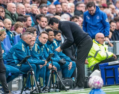 Premier Lig maçında Aston Villa 'nın Unai Emery teknik direktörü Everton, Aston Villa' ya karşı Hill Dickinson Stadyumu, Liverpool, 13 Eylül 2025