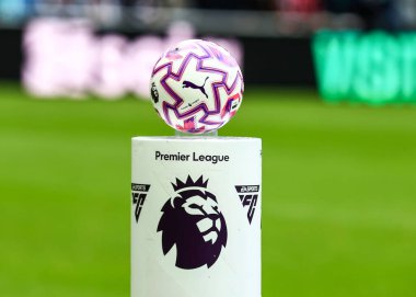 Premier Lig karşılaşmasında Puma Premier Ligi resmi maç topu Newcastle United 'a karşı Wolverhampton Wanderers St. James' s Park, Newcastle, İngiltere, 13 Eylül 2025