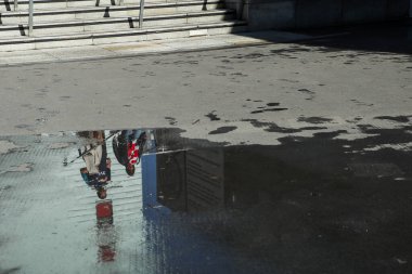 13 Eylül 2025 tarihinde Emirates Stadyumu 'nda oynanan Premier League maçı öncesinde Emirates Stadyumu' na gelen taraftarların bir yansıması.