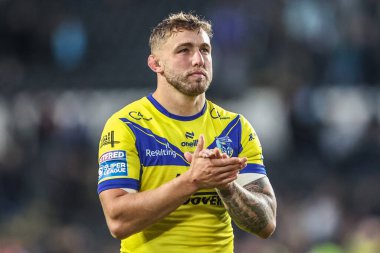 Warrington Wolves 'tan Sam Powell, 13 Eylül 2025' te MKM Stadyumu 'nda oynanan Betfred Süper Lig 26. Maçı' nda taraftarları alkışlıyor.