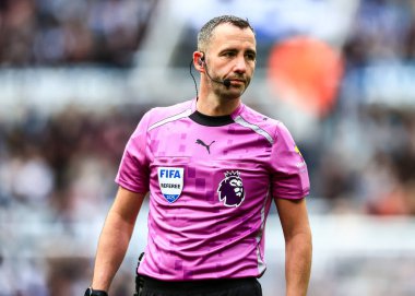 Hakem Christopher Kavanagh Premier Lig maçı sırasında Newcastle United, Wolverhampton Wanderers 'a karşı St. James' s Park, Newcastle, 13 Eylül 2025 