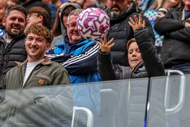 Genç Everton taraftarı, 13 Eylül 2025 'te İngiltere' nin Liverpool şehrindeki Hill Dickinson Stadyumu 'nda oynanan Premier League maçında Everton-Aston Villa maçında topu fırlattı.