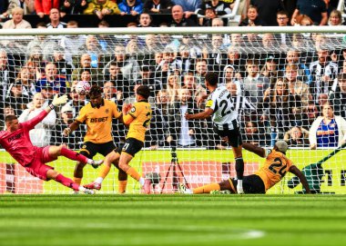 Newcastle United 'dan Jacob Murphy, Newcastle United' ın ikinci golünü atıyor. Ama Premier League maçı sırasında ofsayt hakkı engelleniyor. Wolverhampton Wanderers ile St. James 's Park, Newcastle, İngiltere, 13 Eylül 2025