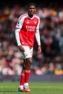 Cristhian Mosquera of Arsenal, 13 Eylül 2025 tarihinde İngiltere 'nin Emirates Stadyumu' nda oynanan Premier League maçında Arsenal ve Nottingham Forest maçına bakıyor.