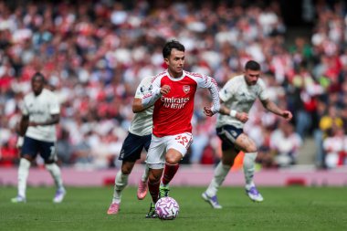 Arsenal 'den Martin Zubimendi, 13 Eylül 2025' te İngiltere 'nin Emirates Stadyumu' nda oynanan Premier League maçı Arsenal ve Nottingham Forest maçında topu bırakıyor.