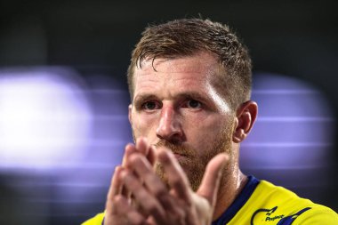 Warrington Wolves 'tan Marc Sneyd, 13 Eylül 2025' te MKM Stadyumu 'nda oynanan Betfred Süper Lig 26. Maçı' nda taraftarları alkışlıyor.