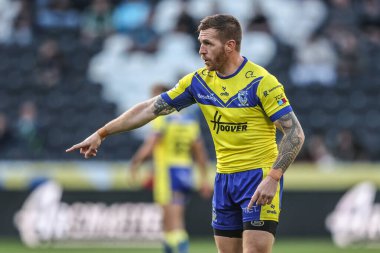 Warrington Wolves takımından Marc Sneyd, 13 Eylül 2025 'te MKM Stadyumu' nda oynanan Betfred Süper Lig 26. Maçı 'nda takım arkadaşlarına talimat verdi.