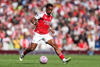 Arsenal 'den Jurrien Timber, 13 Eylül 2025' te İngiltere 'nin Emirates Stadyumu' nda oynanan Premier League maçında topla koştu. 