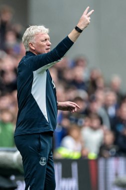 Everton takımının teknik direktörü David Moyes, 13 Eylül 2025 'te İngiltere' nin Liverpool kentinde oynanan Premier League maçında Everton ve Aston Villa maçında talimat verir. 