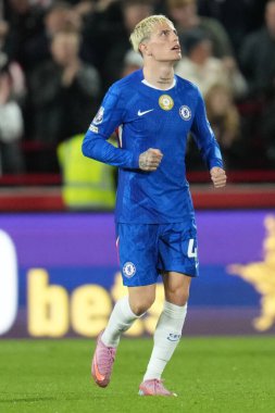 Chelsea 'den Alejandro Garnacho, Premier League maçında Brentford Chelsea' ye karşı oynadığı 13 Eylül 2025 'te Londra' daki Gtech Community Stadyumu 'nda attığı gol sonrasında gökyüzüne bakıyor. 