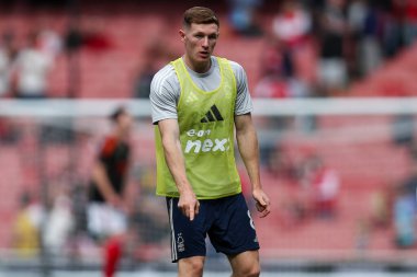 Nottingham Ormanı 'ndan Elliot Anderson, 13 Eylül 2025' te İngiltere 'nin Emirates Stadyumu' nda oynanan Premier League maçı öncesinde Nottingham Ormanı 'na karşı Arsenal maçından önce ısınıyor.