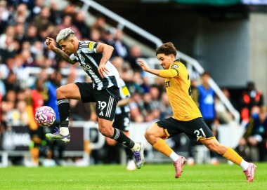 Newcastle United takımından Bruno Guimaraes, 13 Eylül 2025 'te İngiltere' nin Newcastle şehrinde oynanan Premier League karşılaşmasında Wolverhampton Wanderers 'a karşı mücadele etti. 