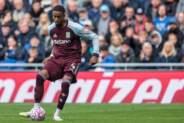 Aston Villa takımından Ezri Konsa, 13 Eylül 2025 'te İngiltere' nin Liverpool kentindeki Dickinson Stadyumu 'nda oynanan Premier League maçında topu Everton' a karşı Aston Villa maçında pas attı. 