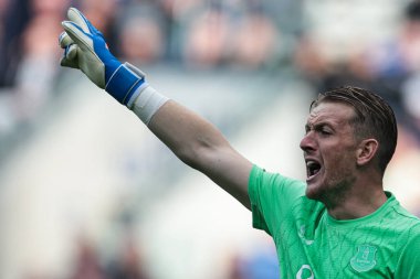 Everton 'dan Jordan Pickford, Premier League maçında takımına talimatlar verdi. Everton, Aston Villa' ya karşı Hill Dickinson Stadyumu, Liverpool, 13 Eylül 2025
