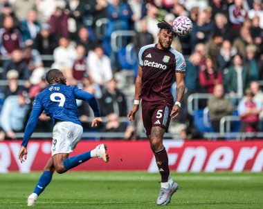 Aston Villa takımından Tyrone Mings, 13 Eylül 2025 'te Liverpool, Liverpool' daki Hill Dickinson Stadyumu 'nda oynanan Premier League maçında topu aldı.