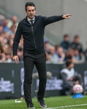 Aston Villa 'nın Unai Emery teknik direktörü, 13 Eylül 2025' te Liverpool 'daki Hill Dickinson Stadyumu' nda oynanan Premier League maçında talimat verir.
