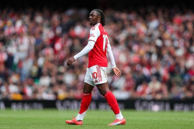 Arsenal 'den Eberechi Eze, 13 Eylül 2025' te İngiltere 'nin Emirates Stadyumu' nda oynanan Premier League maçında Arsenal ve Nottingham Forest maçına bakıyor.