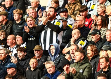 Newcastle United taraftarları Premier League maçı sırasında Newcastle United, Wolverhampton Wanderers 'a karşı St. James' s Park, Newcastle, İngiltere, 13 Eylül 2025 