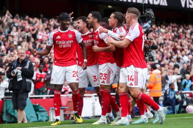 Arsenal 'den Martin Zubimendi, 13 Eylül 2025' te İngiltere 'nin başkenti Londra' daki Emirates Stadyumu 'nda oynanan Premier League maçı Arsenal - Nottingham Forest maçında takım arkadaşları ile birlikte 1-0' lık galibiyetini kutluyor.