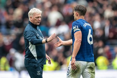 Everton 'dan David Moyes ve Everton' dan James Tarkowski, 13 Eylül 2025 'te Liverpool' daki Hill Dickinson Stadyumu 'nda oynanan Premier League maçı sonrasında el sıkıştı. 