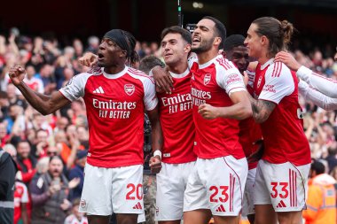 Arsenal 'den Martin Zubimendi, 13 Eylül 2025' te İngiltere 'nin başkenti Londra' daki Emirates Stadyumu 'nda oynanan Premier League maçı Arsenal - Nottingham Forest maçında takım arkadaşları ile birlikte 1-0' lık galibiyetini kutluyor.