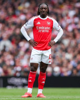Arsenal 'den Eberechi Eze, 13 Eylül 2025' te İngiltere 'nin Emirates Stadyumu' nda oynanan Premier League maçında Arsenal ve Nottingham Forest maçına bakıyor. 