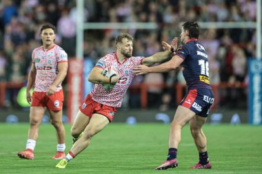 Leigh Leopar takımından Matty Davis, Betfred Süper Lig 26. Raundda Leigh Leopards 'a karşı St Helens Leigh Spor Köyü, Leigh, Birleşik Krallık' ta 12 Eylül 2025 'de oynanan karşılaşmada St Helens' li Matt Whitley 'den elini çekti.