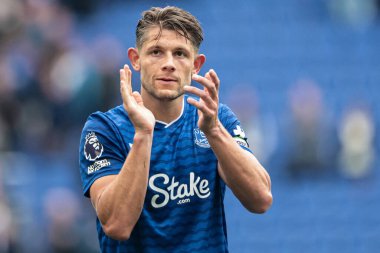 Everton 'dan James Tarkowski, 13 Eylül 2025' te Liverpool 'daki Hill Dickinson Stadyumu' nda oynanan Premier League maçı sonrasında taraftarlarını alkışladı.