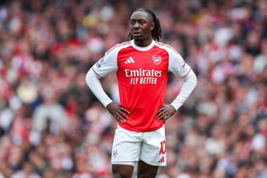 Arsenal 'den Eberechi Eze, 13 Eylül 2025' te İngiltere 'nin Emirates Stadyumu' nda oynanan Premier League maçında Arsenal ve Nottingham Forest maçına bakıyor.