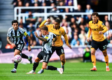 Newcastle United takımından Kieran Trippier, Premier League maçı sırasında Wolverhampton Wanderers 'a karşı 13 Eylül 2025' te St. James 's Park, Newcastle, İngiltere' de oynanan maçta Joo Gomes 'a baskı yaptı. 