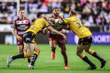 Wigan Warriors takımının Kruise Leeming 'i Castleford Tigers takımından Sam Wood ve Castleford Tigers' dan Brad Singleton, Wigan Warriors 'a karşı oynadıkları 26.