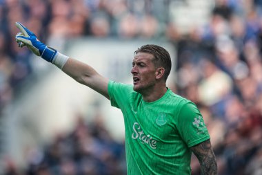 Everton 'dan Jordan Pickford, Premier League maçında takımına talimatlar verdi. Everton, Aston Villa' ya karşı Hill Dickinson Stadyumu, Liverpool, 13 Eylül 2025