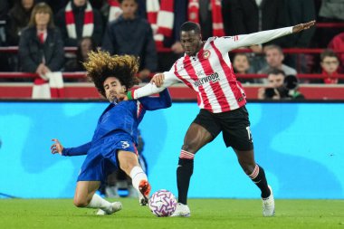 Brentford 'dan Dango Ouattara ve Chelsea' den Marc Cucurella Premier Lig karşılaşmasında Brentford Chelsea 'ye karşı Gtech Community Stadyumu, Londra, Birleşik Krallık, 13 Eylül 2025 