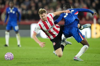 Chelsea takımından Tyrique George, Brentford Premier League karşılaşmasında Brentford 'dan Nathan Collins' e karşı Gtech Community Stadyumu, Londra, 13 Eylül 2025 tarihinde oynanan karşılaşmada faul yaptı.