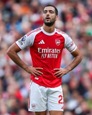 Arsenal 'den Mikel Merino, 13 Eylül 2025' te İngiltere 'nin Emirates Stadyumu' nda oynanan Premier Lig karşılaşmasında Arsenal ve Nottingham Forest maçına bakıyor.