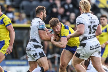 Warrington Wolves 'tan Luke Thomas, Hull FC' den Aidan Sezer tarafından 13 Eylül 2025 'te MKM Stadyumu, Hull, Birleşik Krallık' ta oynanan Betfred Süper Lig 26.