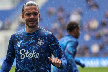 Everton 'dan Jack Grealish Premier Lig karşılaşması öncesinde Everton, Aston Villa' ya karşı Liverpool 'daki Hill Dickinson Stadyumu' nda 13 Eylül 2025 'de ısınıyor. 