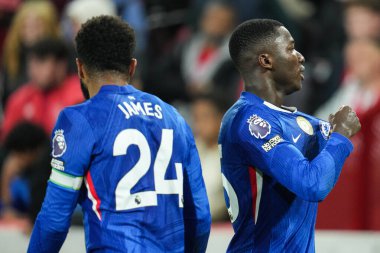 Chelsea 'den Moiss Caicedo, 13 Eylül 2025' te Londra 'daki Gtech Community Stadyumu' nda oynanan Premier League karşılaşmasında Brentford Chelsea 'ye karşı oynadığı maçta Chelsea taraftarlarına gol attıktan sonra rozete dokundu.