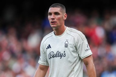 Nottingham Ormanı 'ndan Nikola Milenkoviç, 13 Eylül 2025' te İngiltere 'nin Emirates Stadyumu' nda oynanan Premier League karşılaşmasında Arsenal ve Nottingham Ormanı maçını izliyor. 